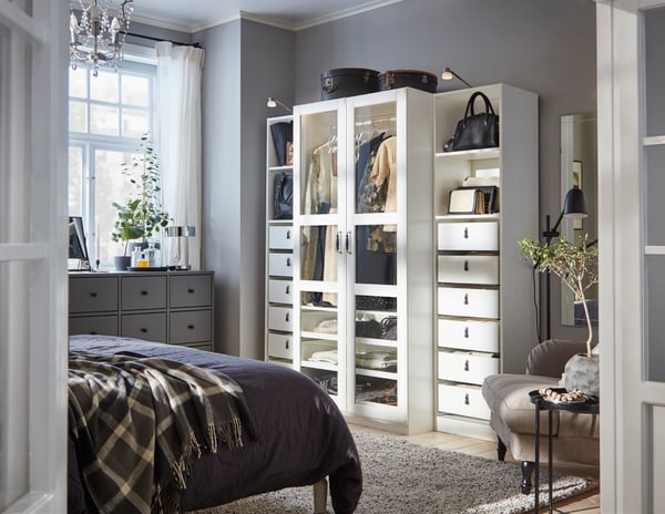 En hvit garderobe. 