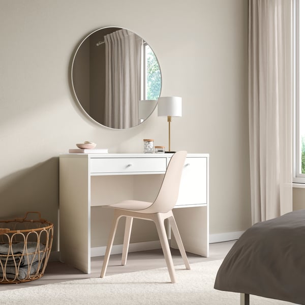 Une coiffeuse blanche dans une chambre à coucher.