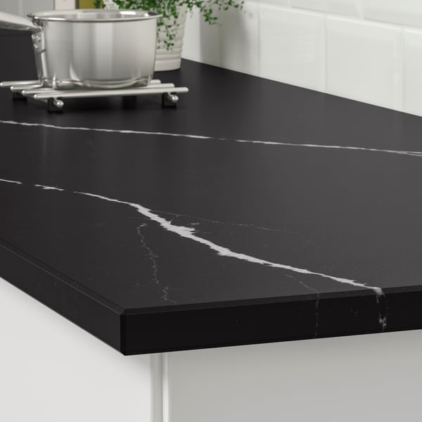 Es ist eine maßgefertigte KASKER Arbeitsplatte in mattem Schwarz/Marmoroptik Quarz zu sehen.