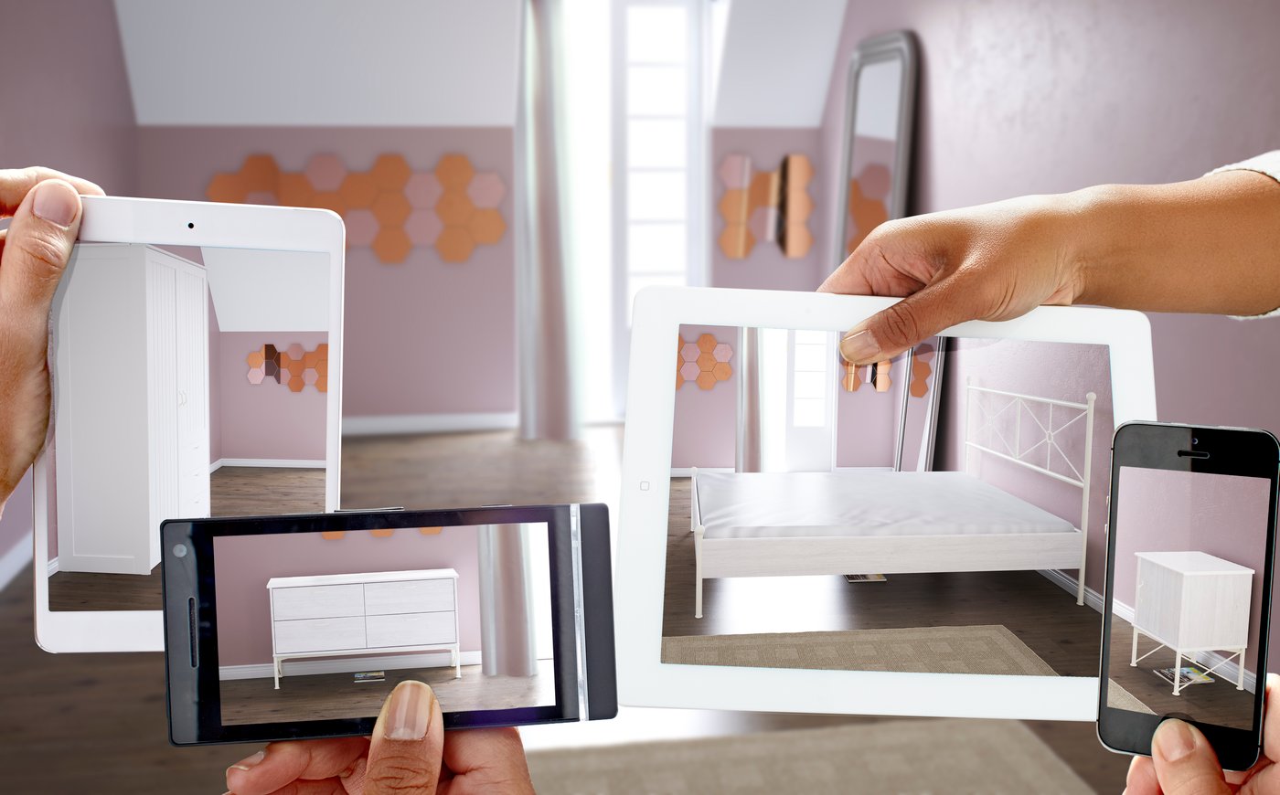 Více rukou s přístroji rozmísťuje nábytek v místnosti.