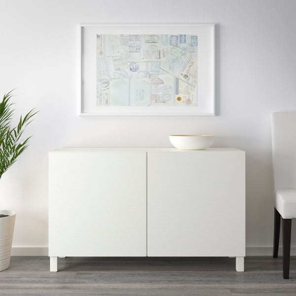 Un petit buffet BESTA avec de portes LAXVIKEN