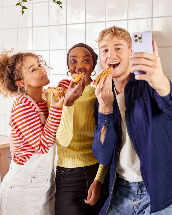 des etudiants qui mangent des hot dogs

