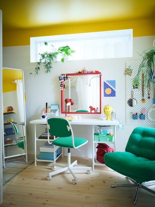 A white NÄVLINGE LED clamp spotlight in the childrens room