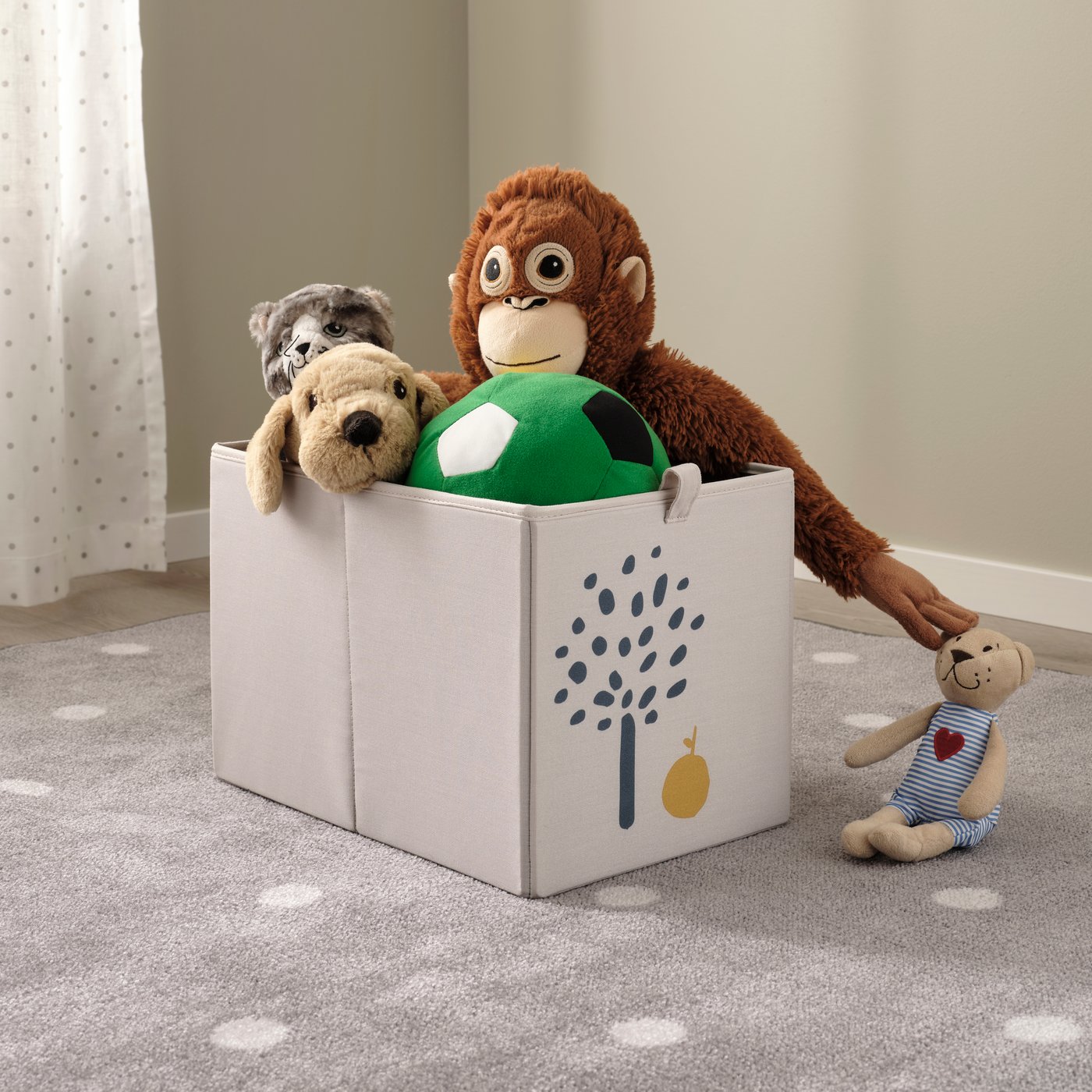 A beige BARNDRÖM box in the childrens room