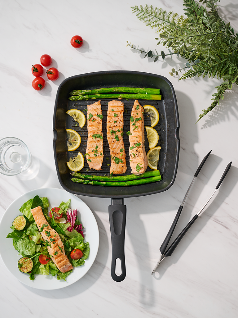 A non-stick coating black HEMLAGAD grill pan