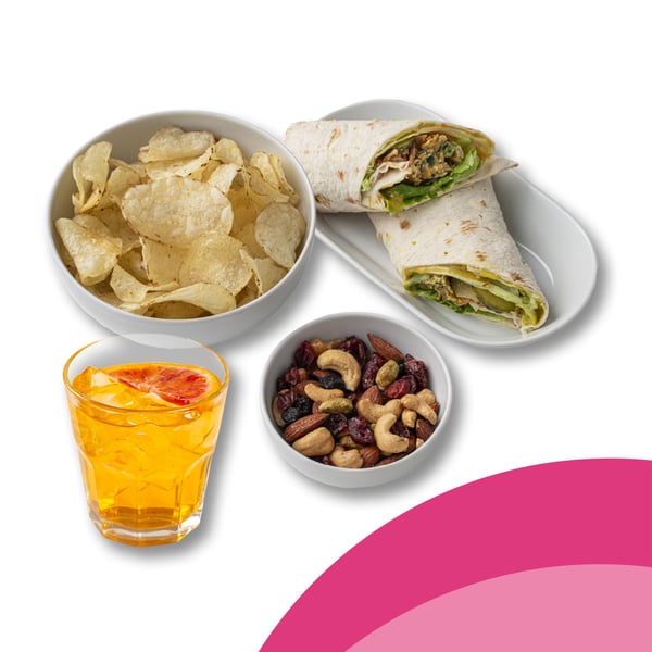 Wrap vegetariano, patatine, mix di frutta secca e bevanda