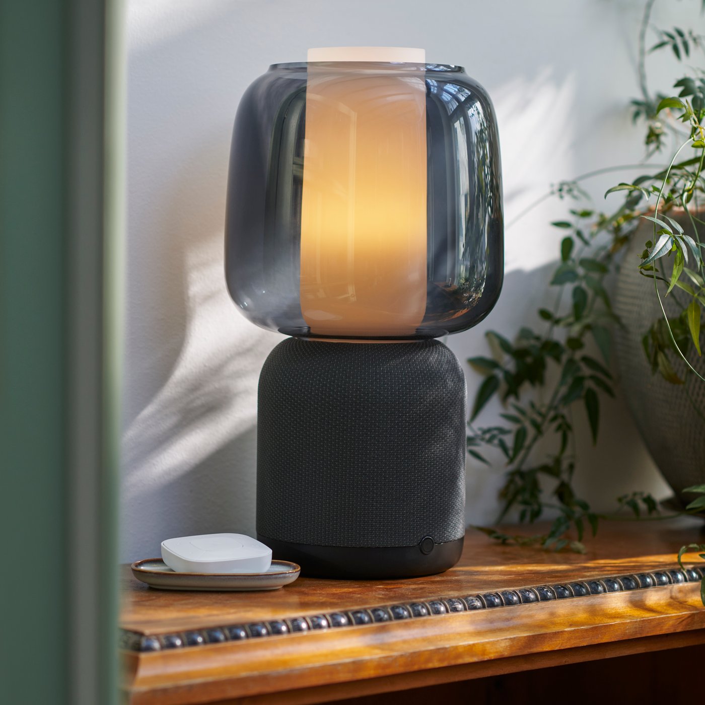 SYMFONISK (Bocina WiFi) negro prendida