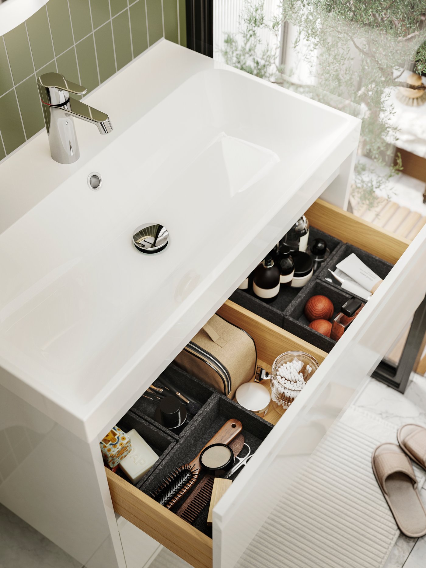 En öppen badrumslåda sedd snett ovanifrån.