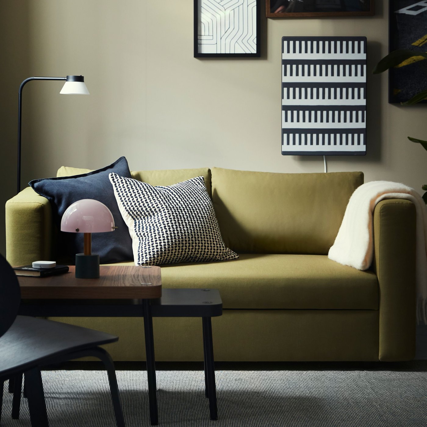 A piano SYMFONISK panel for picture frame speaker in the living room