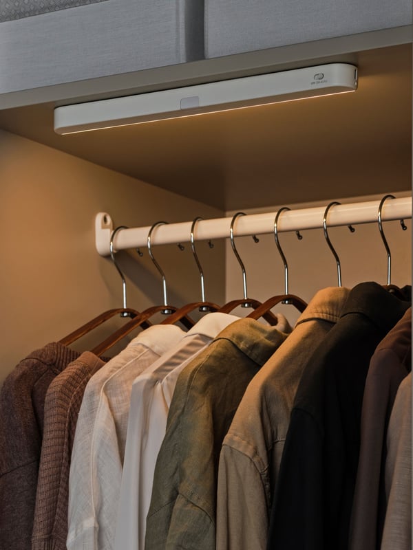 A white/battery-operated KÖLVATTEN LED lighting with sensor