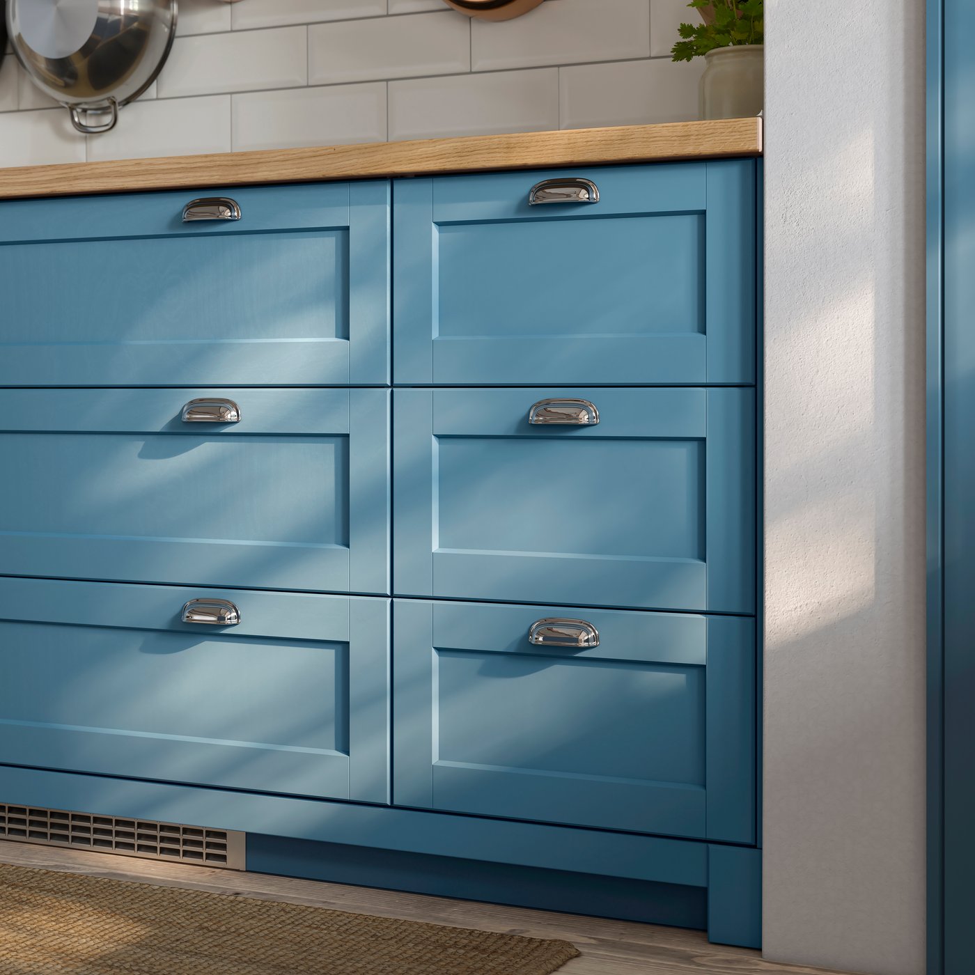 SEKTION cabinets with fronts in LERHYTTAN blue have drawers with ENERYDA handles and a custom made countertop in oak veneer.