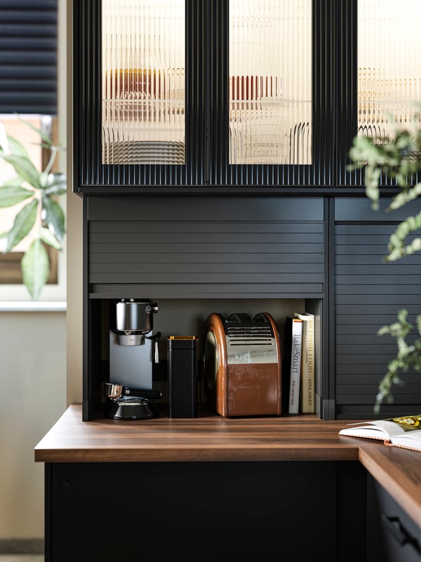 Plan de travail EKBACKEN stratifié noyer, rangement TITTEBO en noir et portes NICKEBO en finition anthracite mate.