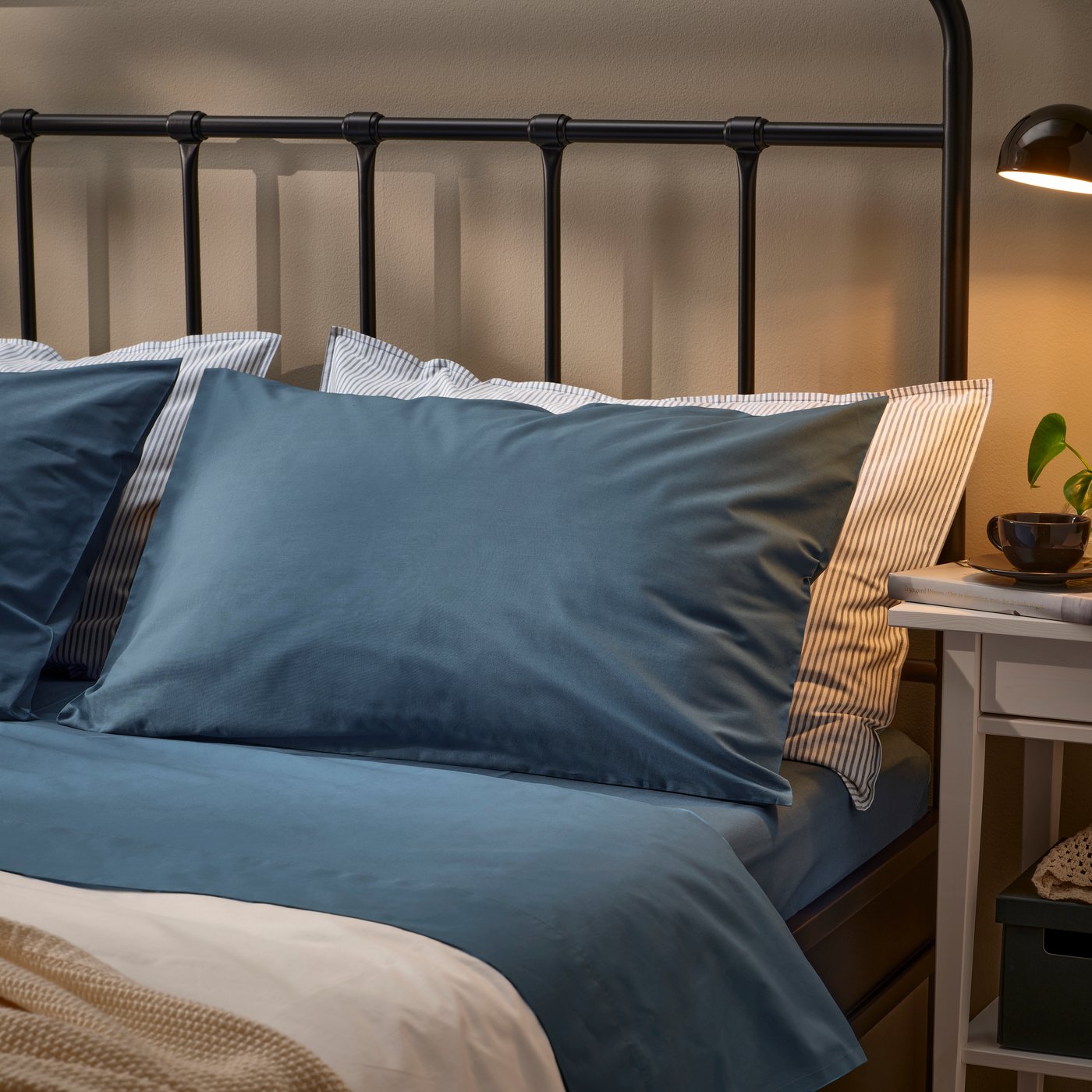 Sábanas DVALA azules en tamaño queen. 