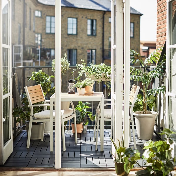 An in/outdoor terracotta MUSKOTBLOMMA plant pot with saucer