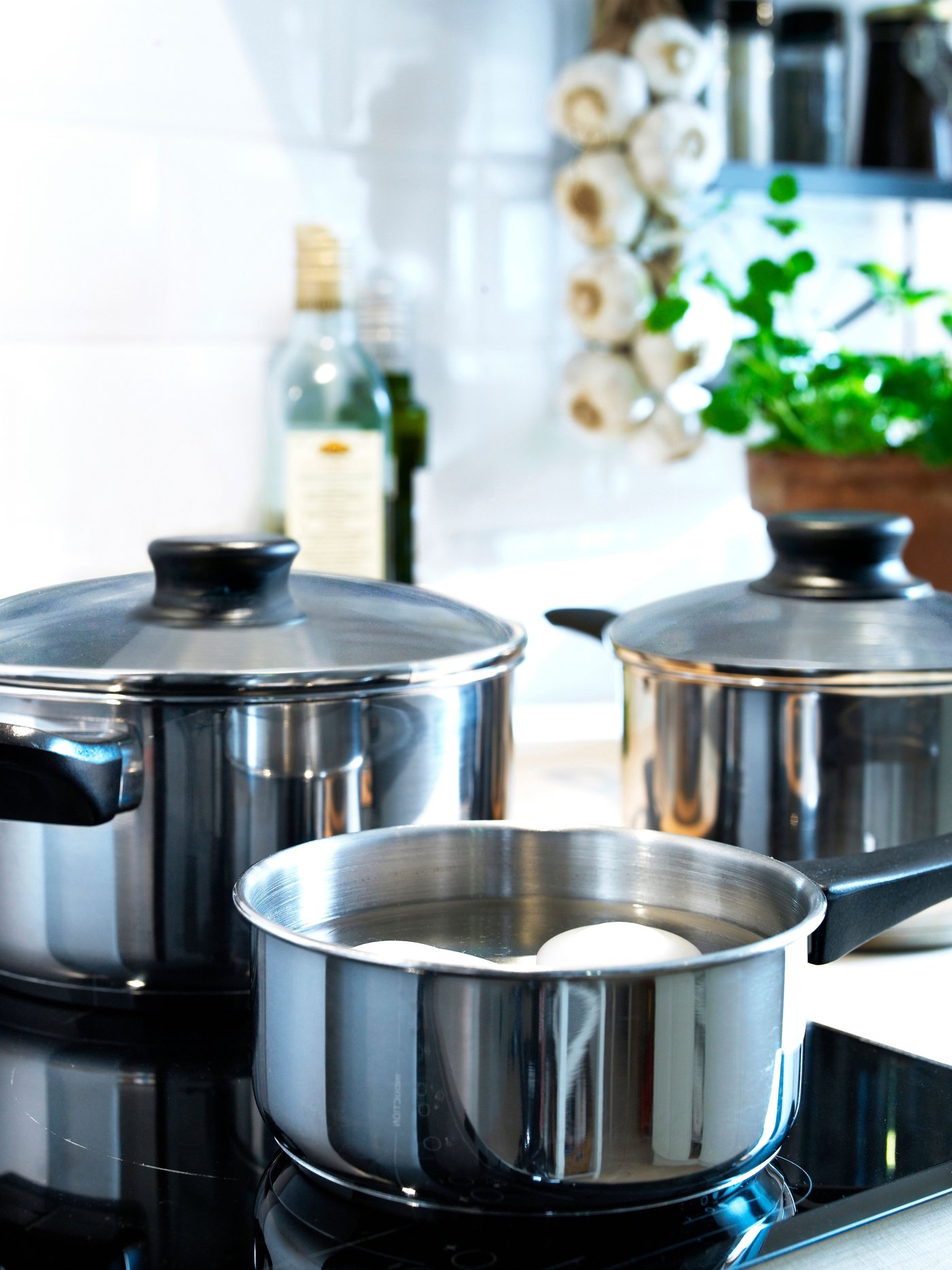 A glass/stainless steel ANNONS 5-piece cookware set in the kitchen