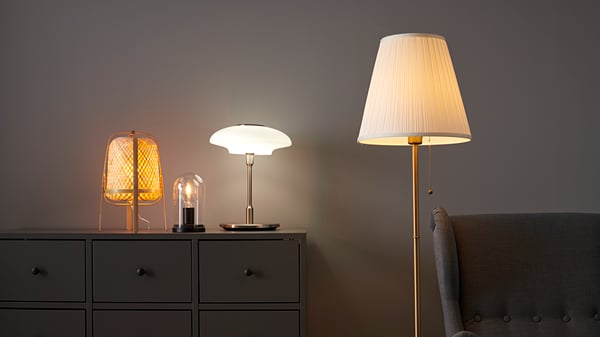 A brass/white ÅRSTID floor lamp