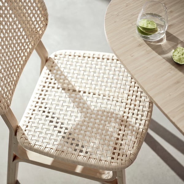 A light bamboo VOXLÖV chair in the dining room