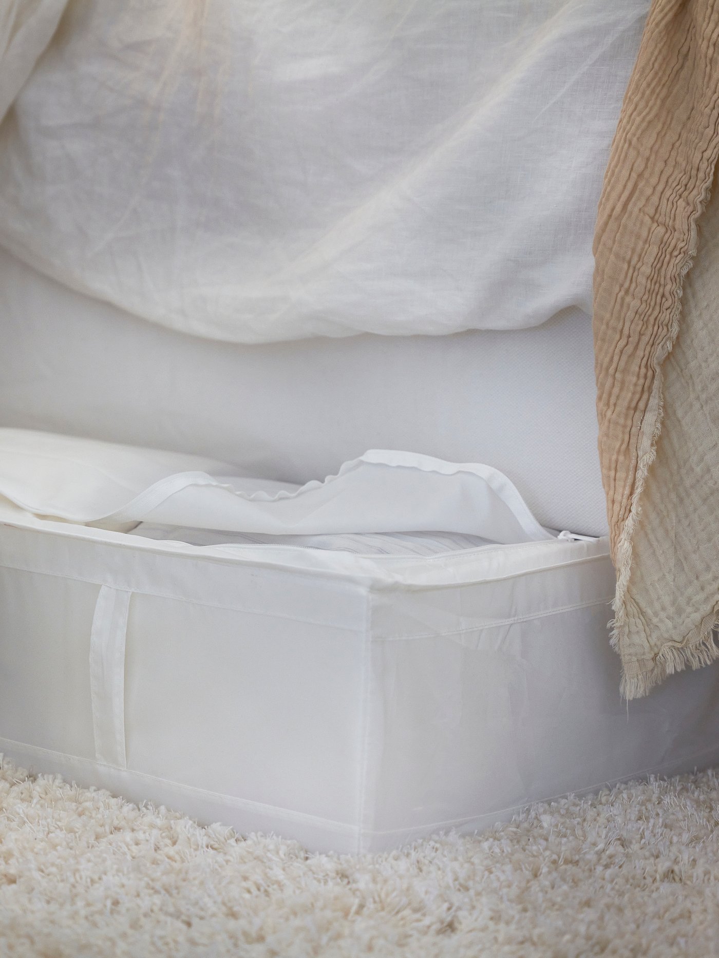 Närbild på en SKUBB förvaringslåda som är placerad under sängen.