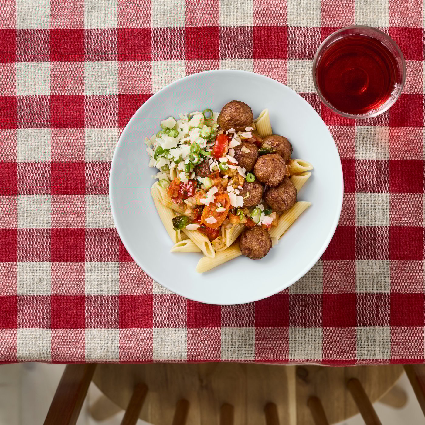 klopsiki na talerzu leżącym na obrusie w czerwoną kratę