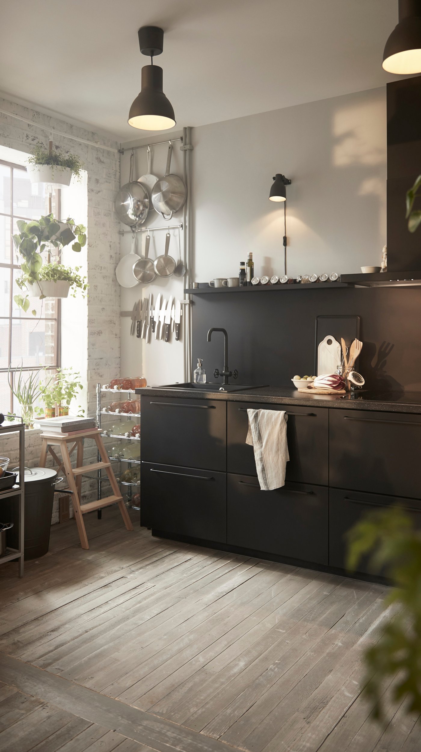 Černá nástěnná digestoř MATÄLSKARE v kuchyni