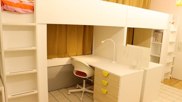 白を基調としたロフトベッド。