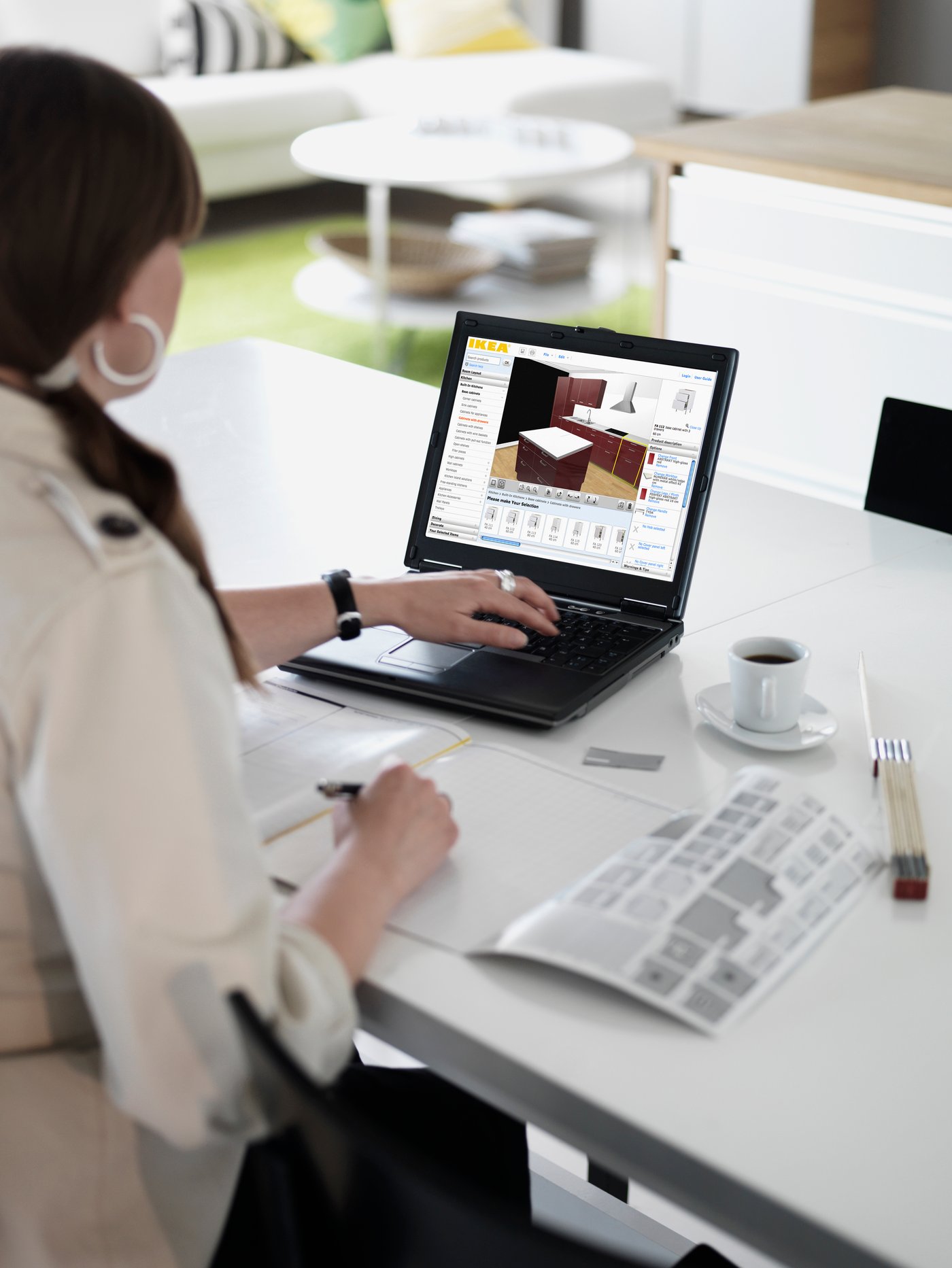 Una donna sta progettando una cucina dal suo laptop