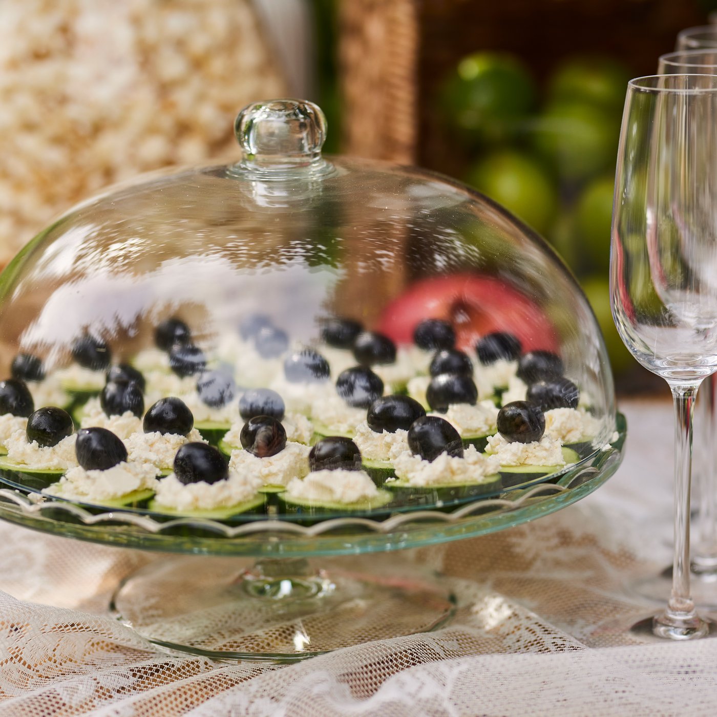 Nahaufnahme einer Tortenplatte aus Glas mit Snacks.
