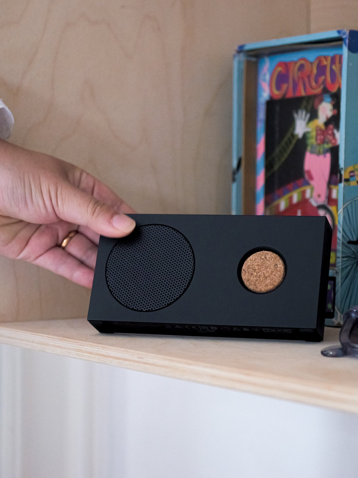 Una mano afferra una cassa portatile ENEBY.