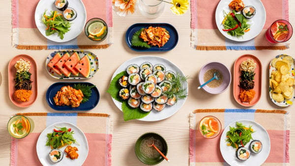 キンパをはじめとする様々な料理が並んでいる。