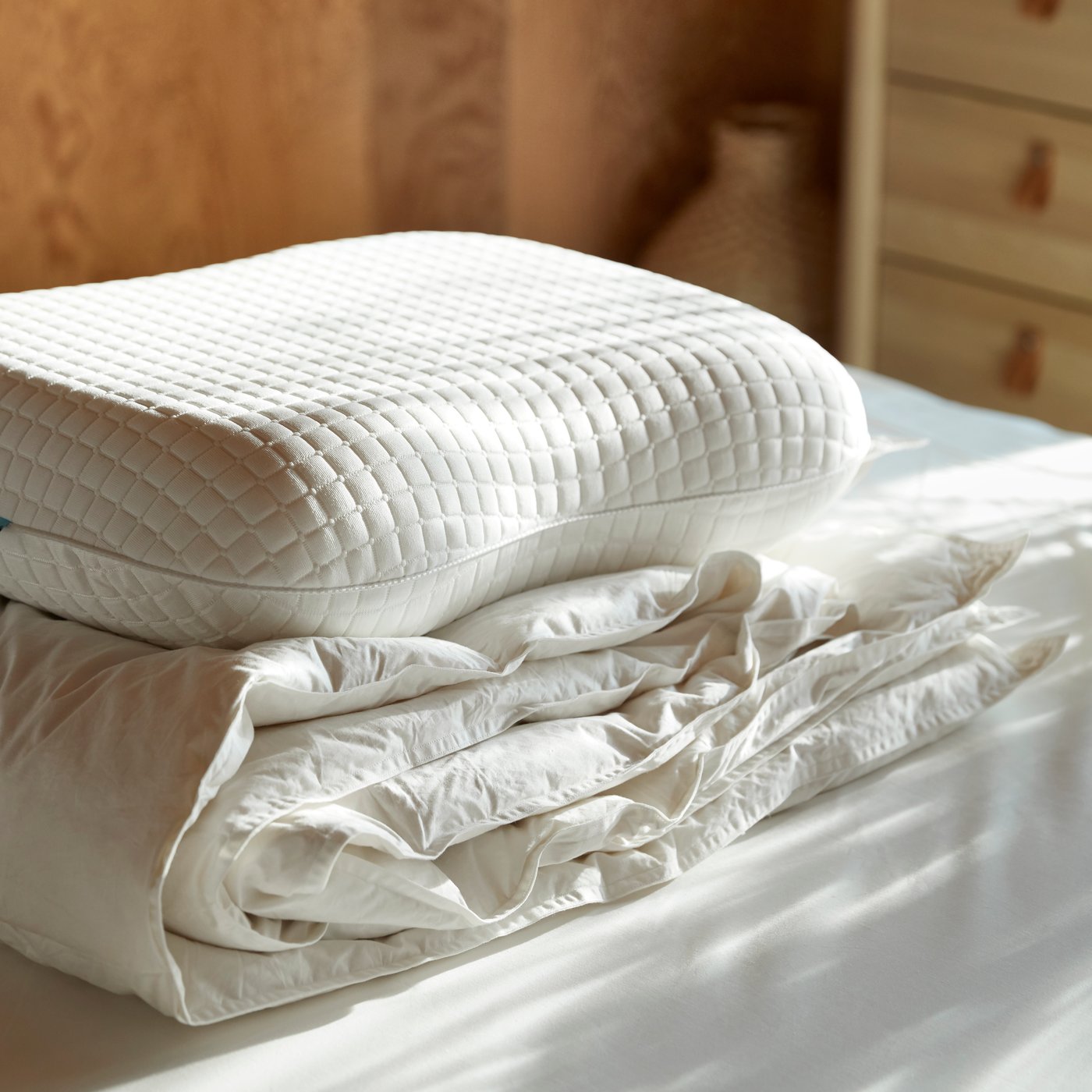 A KLUBBSPORRE ergonomic pillow, side/back sleeper in the bedroom