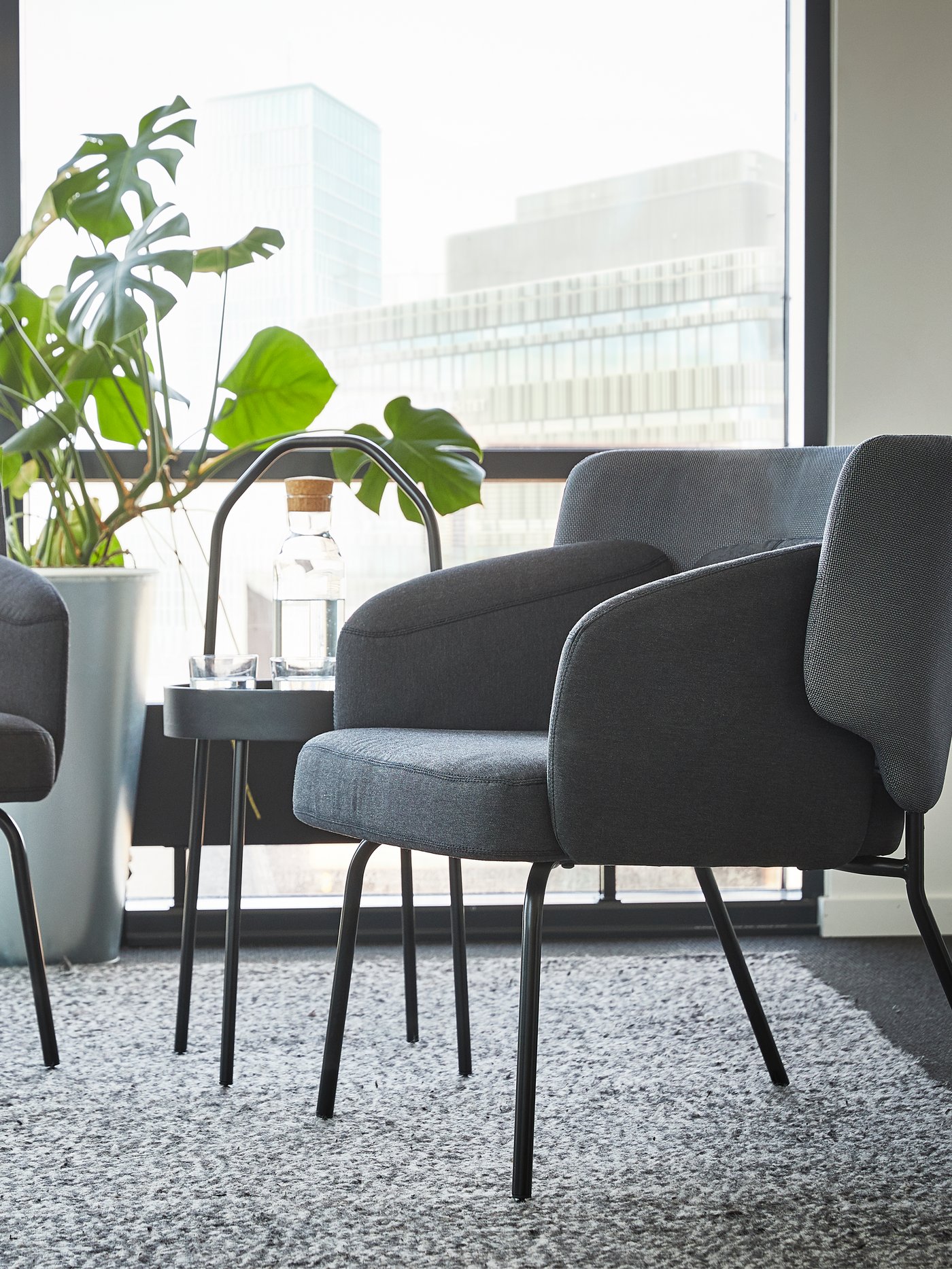 A Vissle dark grey/Kabusa dark grey BINGSTA armchair