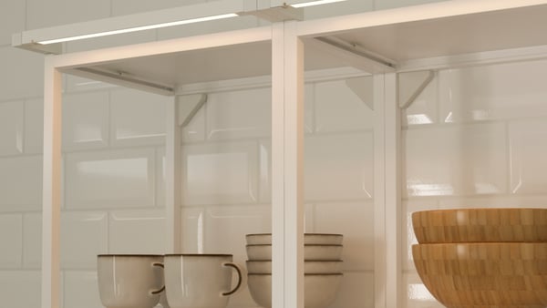 IKEA Küchenbeleuchtung für eine Vitrine mit Tassen und Schüsseln