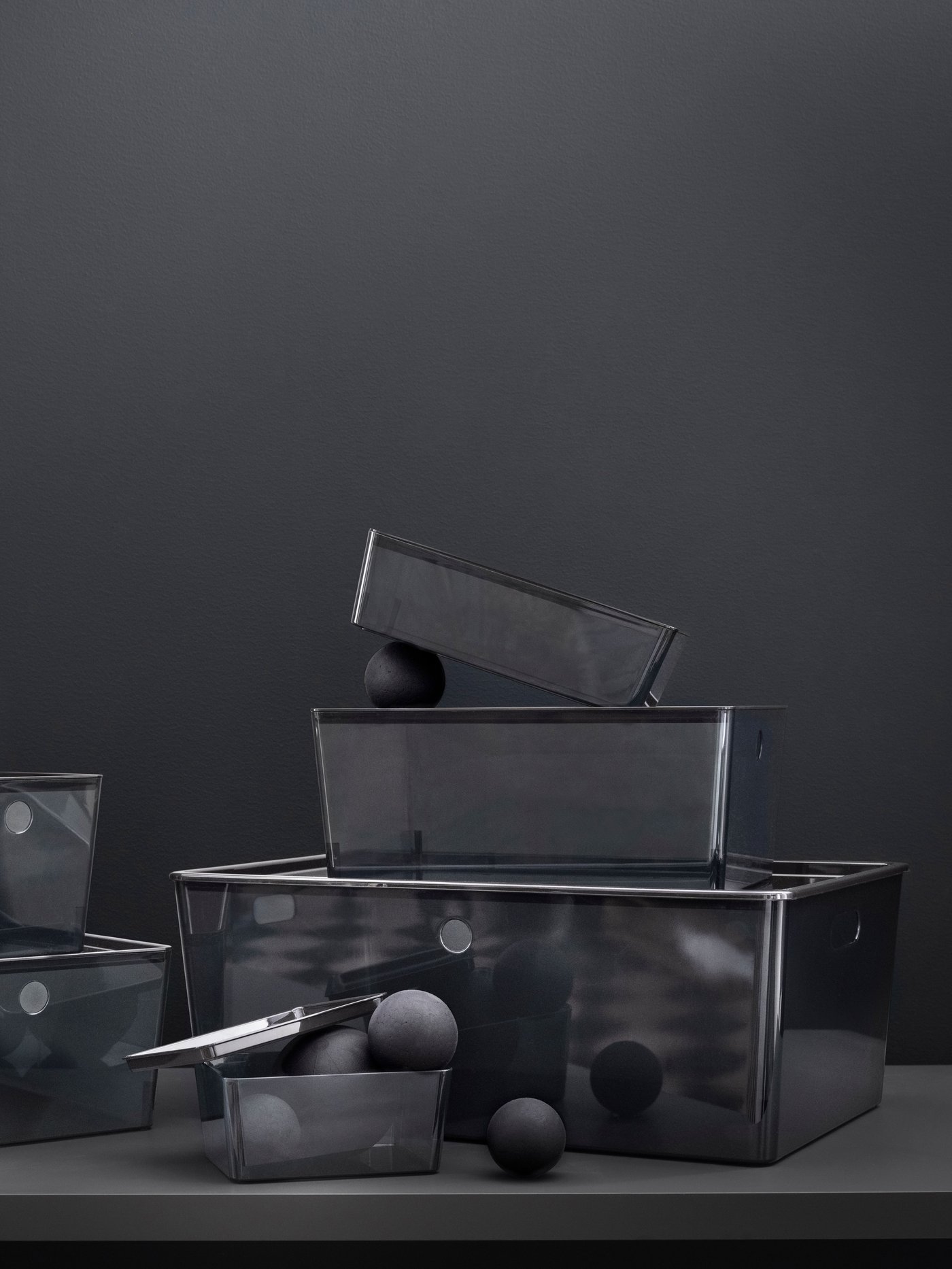 Crne KUGGIS kutije za odlaganje različitih veličina jedna na drugoj.