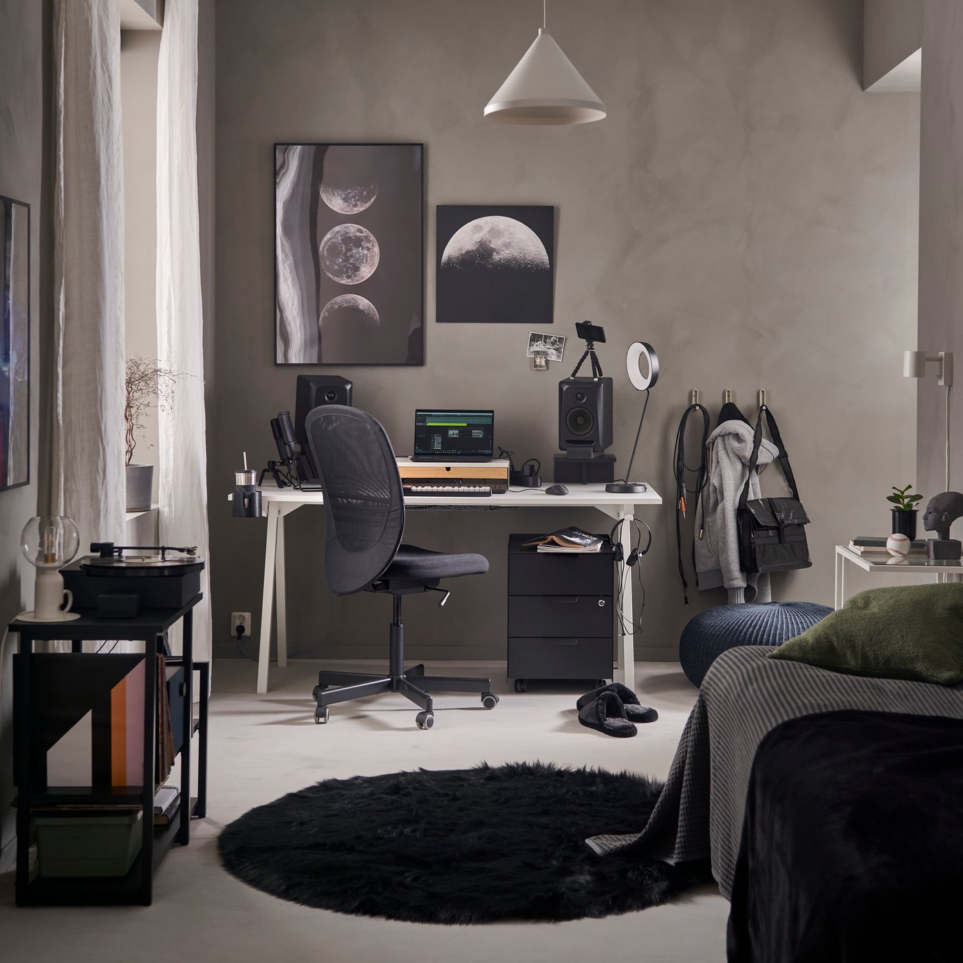 A black OBEGRÄNSAD rug