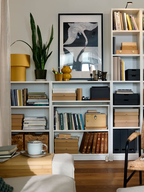 Une KIVIK causeuse Tresund beige clair au salon