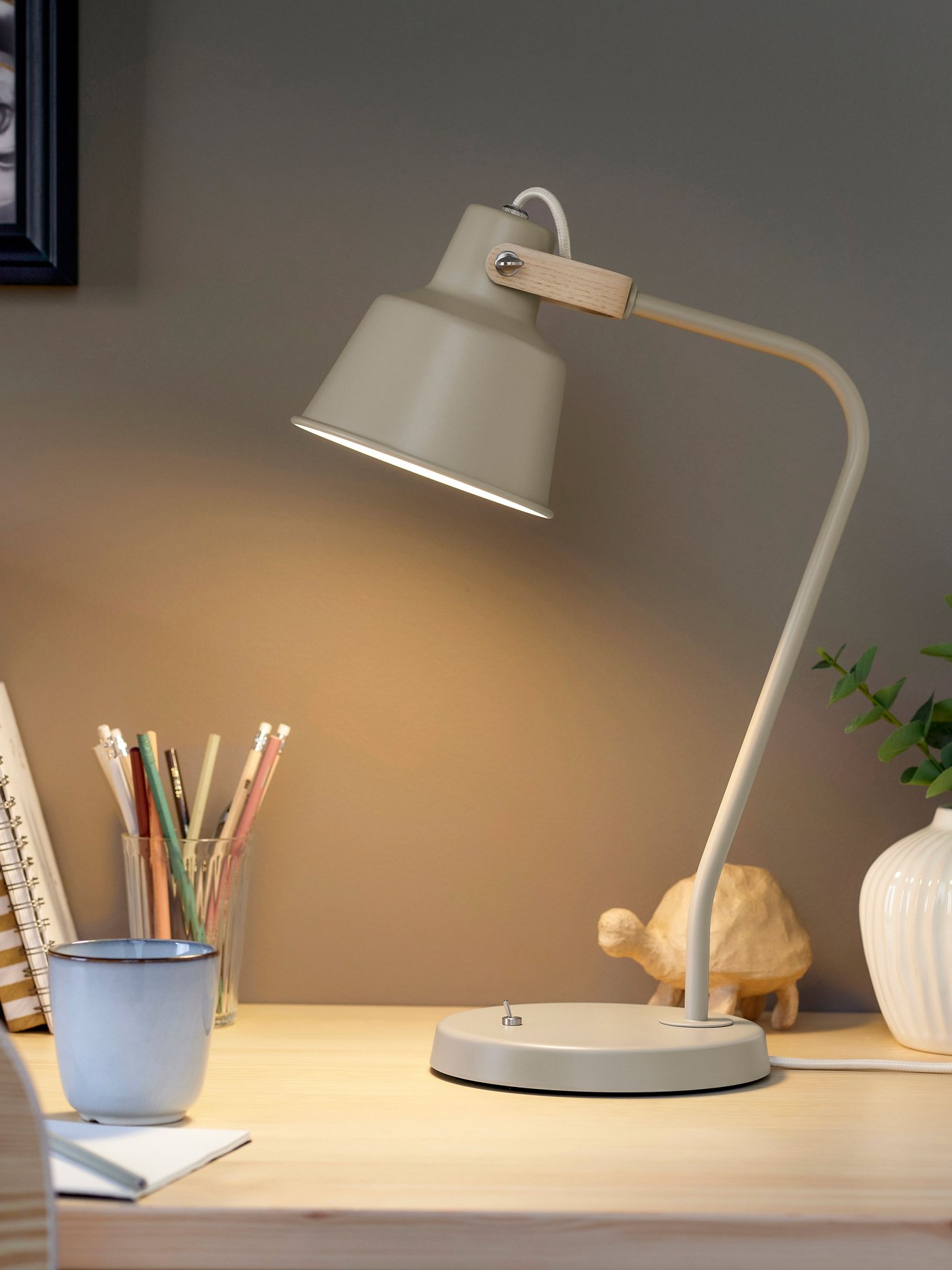A beige/ash SJÖMAKT desk lamp