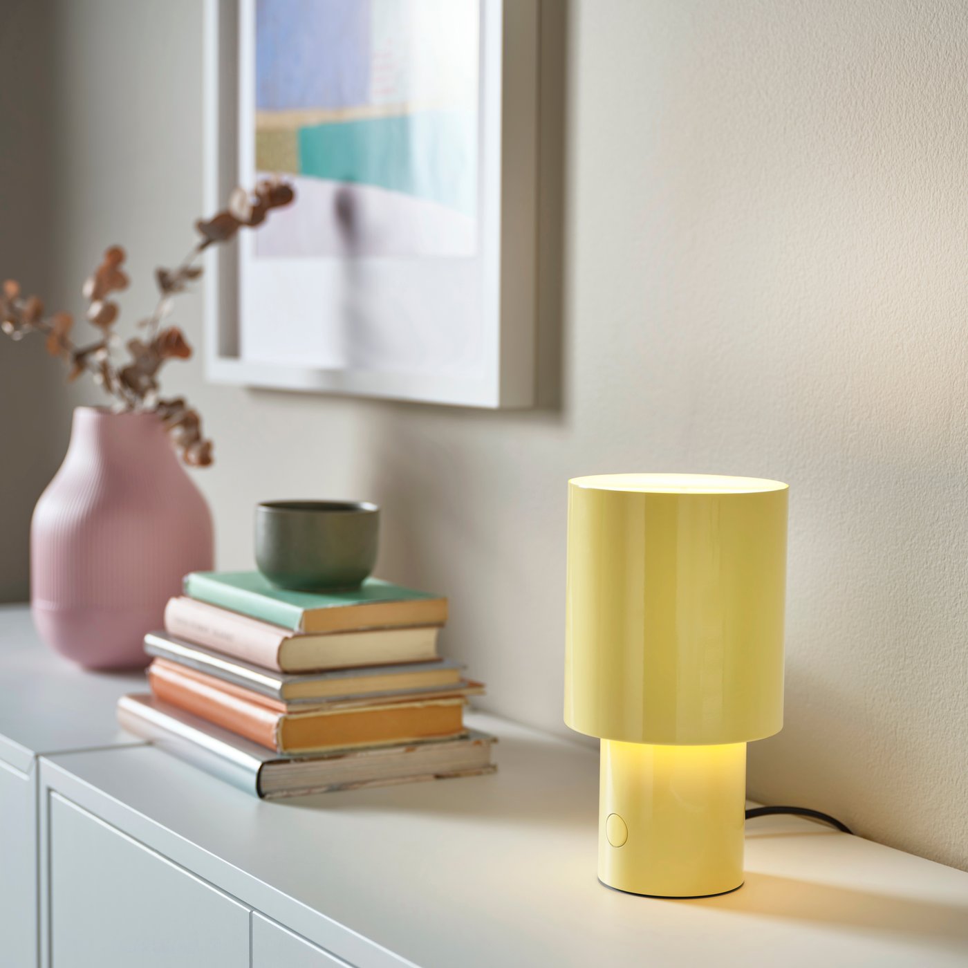 A dimmable/yellow SPETSBOJ table lamp