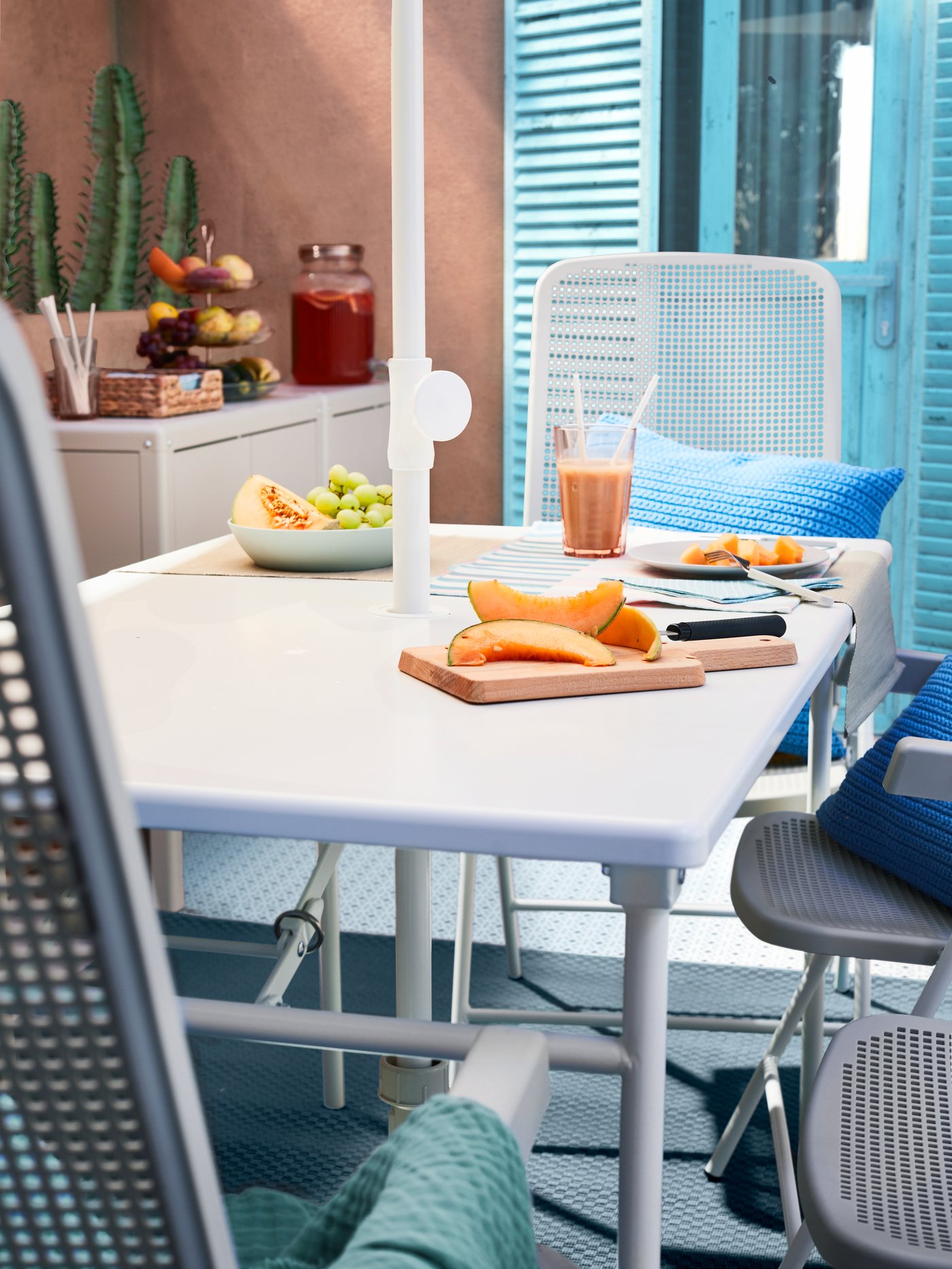 An outdoor dining area with TORPARÖ table.