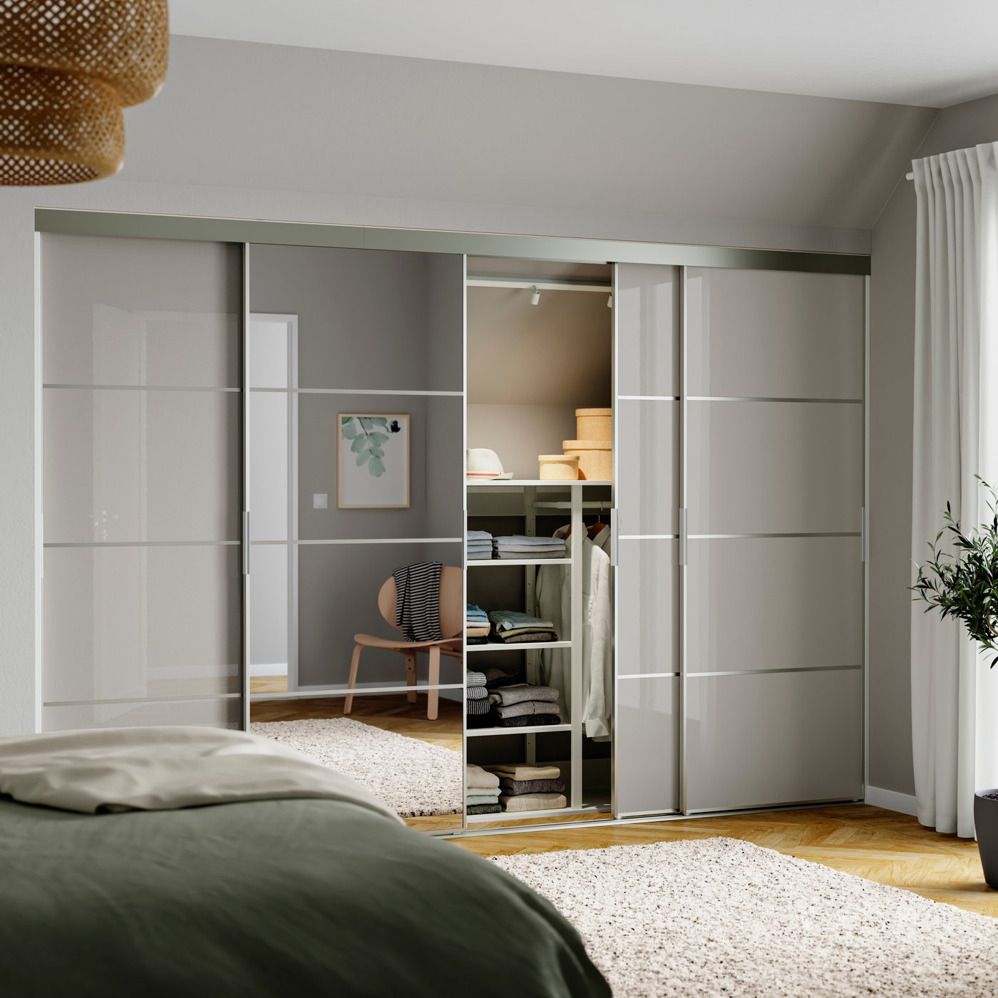 Een witte BÄVE LED-plafondrail die met SKYTTA deuren een reach-in kledingkast vormt