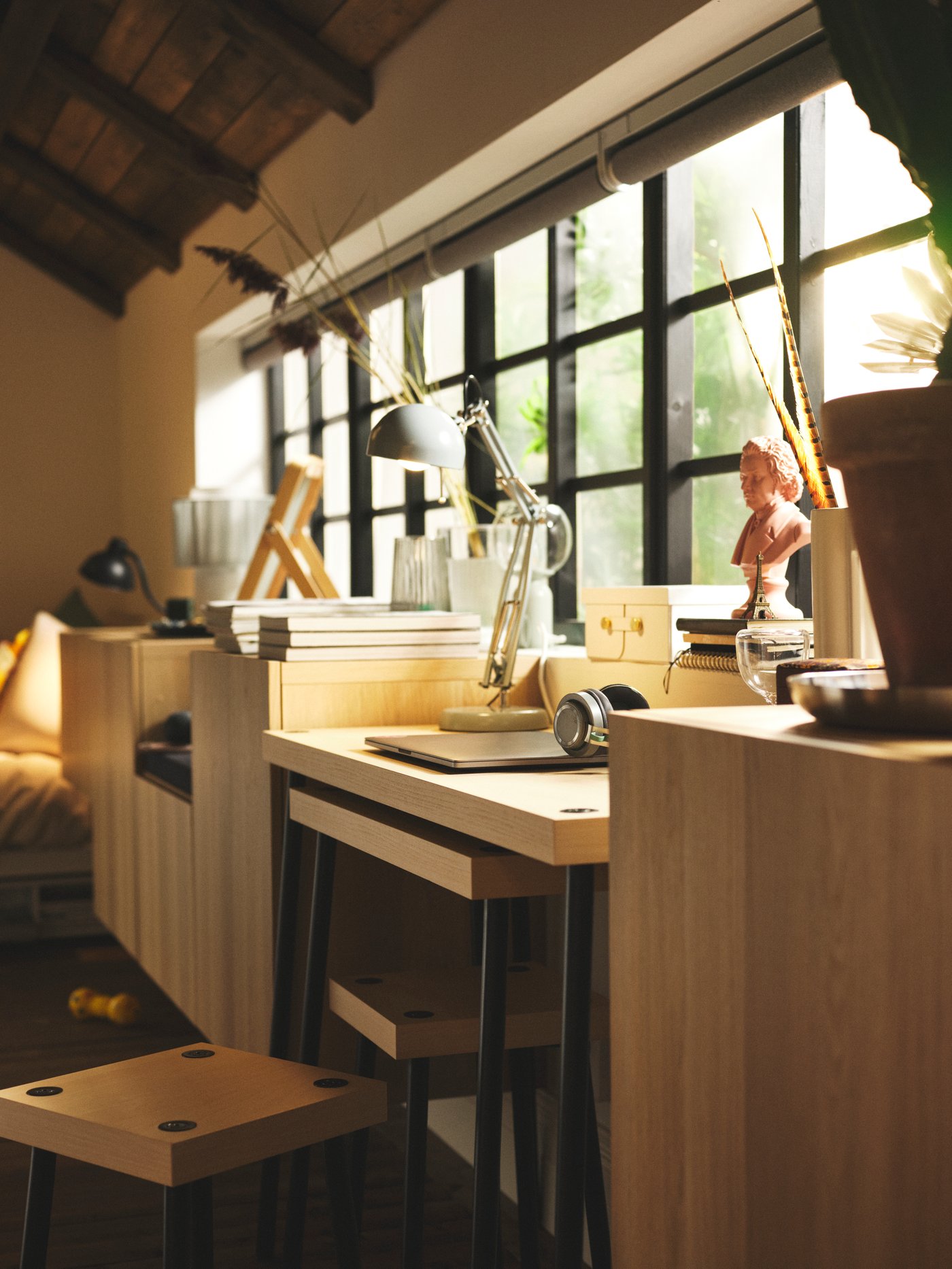 Sada čtyř černých stolků FRIDNÄS se vzorem břízy se stoličkami mezi sestavami nástěnných skříněk BESTÅ.