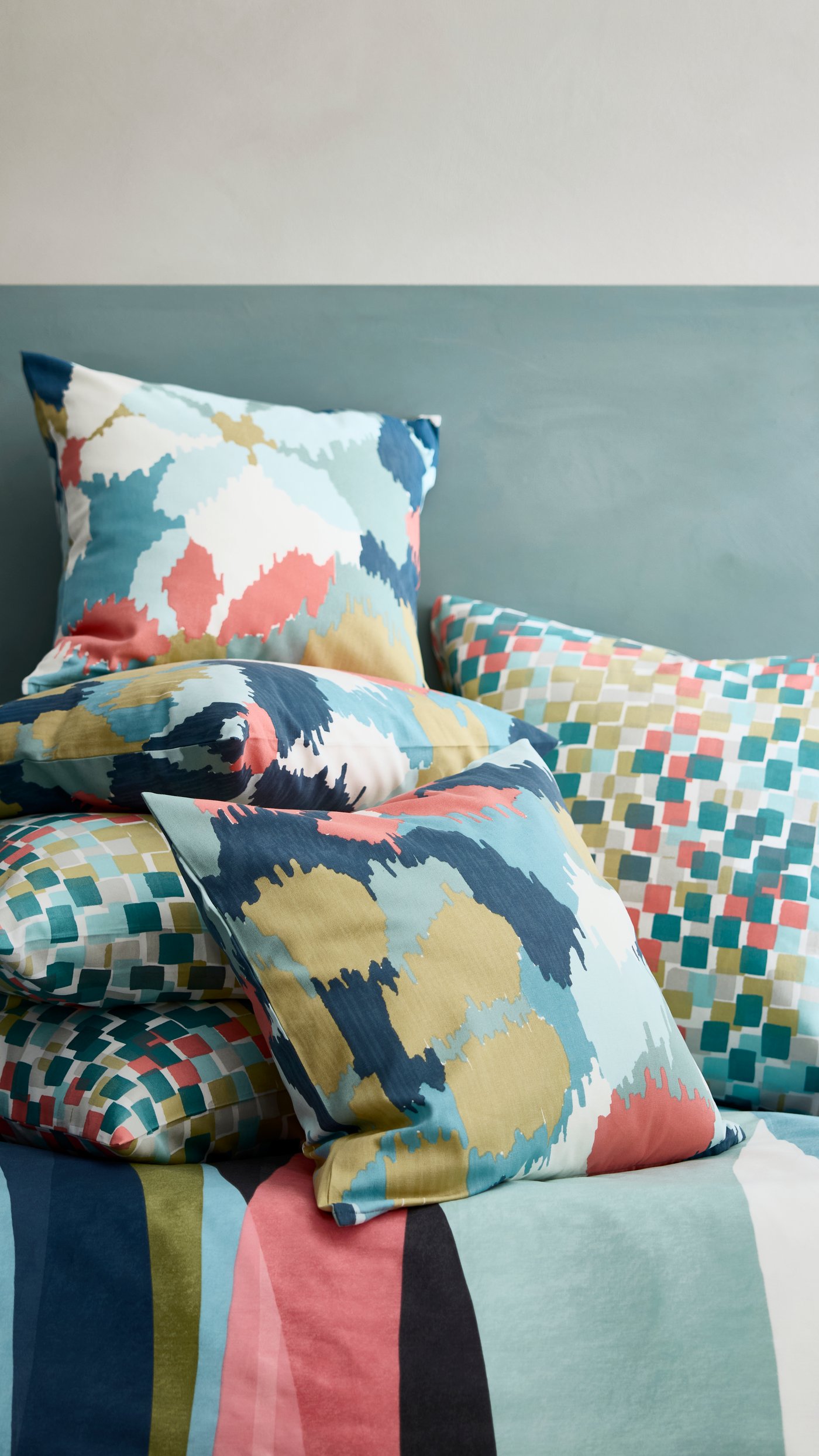 A white/dark blue GAFFELFIBBLA cushion cover