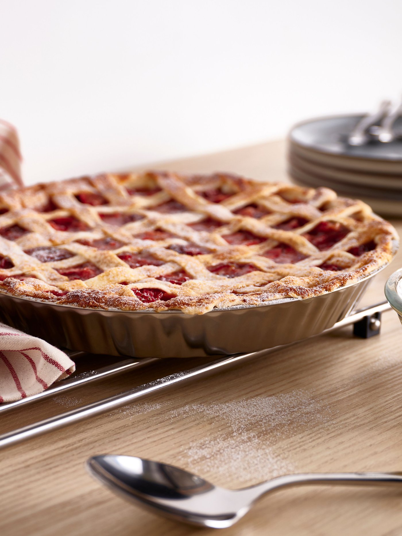 Una teglia VINTERROCKA in acciaio inox con all'interno una crostata appena sfornata. In primo piano, si vede un cucchiaio.