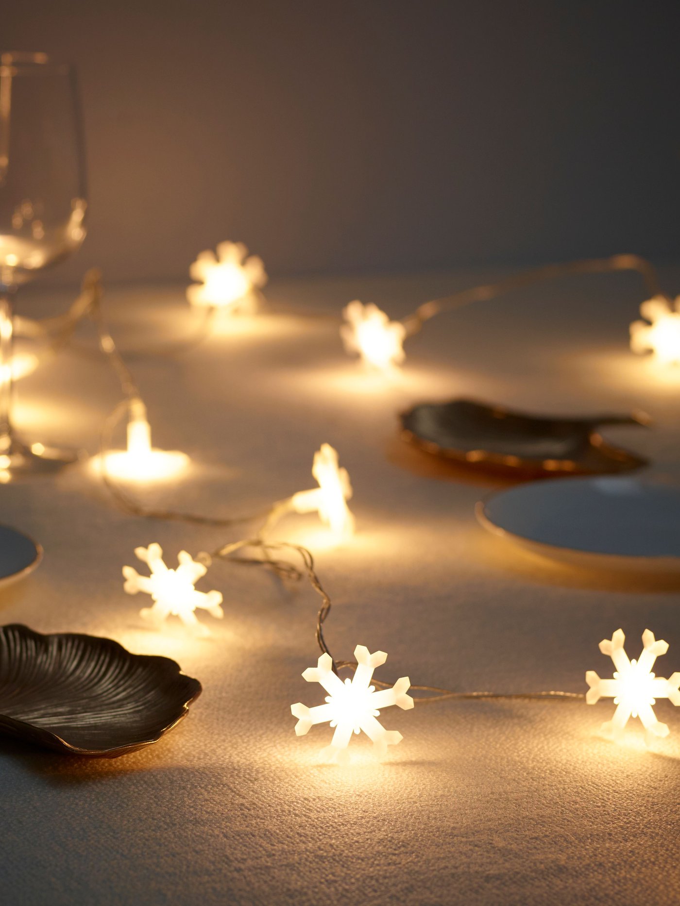 LED-Lichterkette mit Lämpchen in Schneeflockenform aus unserer STRÅLA Serie.