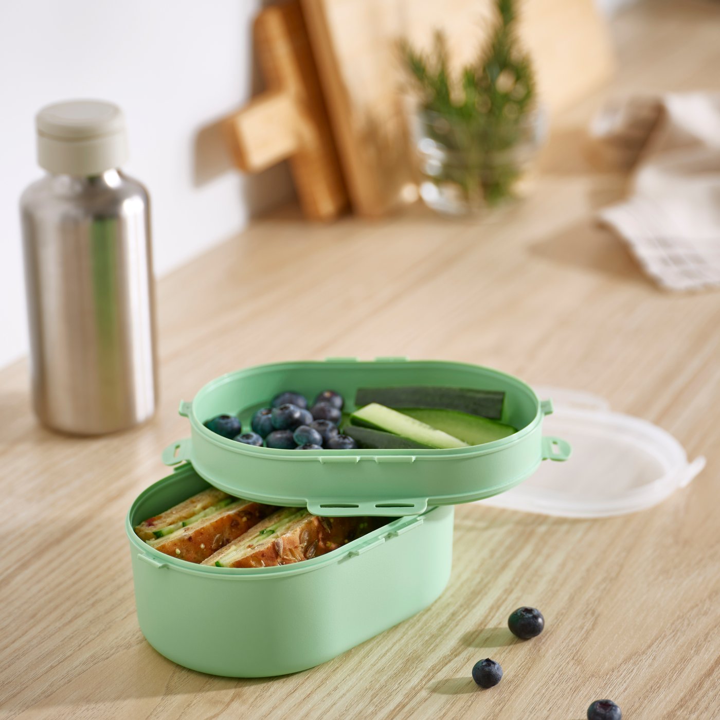 Eine hellgrüne stapelbare UTBJUDA-Lunchbox für Trockenlebensmittel.