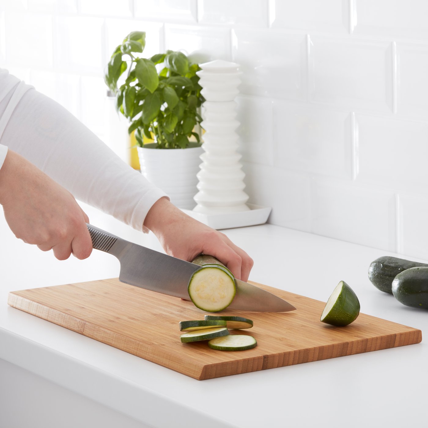 A bamboo APTITLIG chopping board in the kitchen