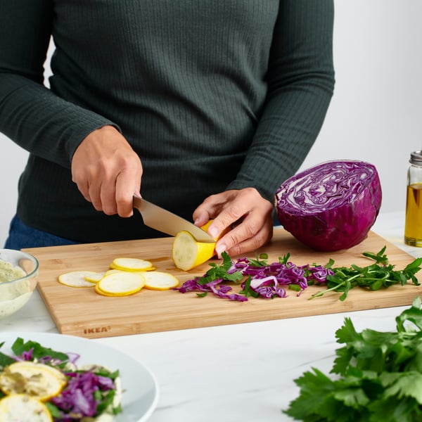 A bamboo APTITLIG chopping board