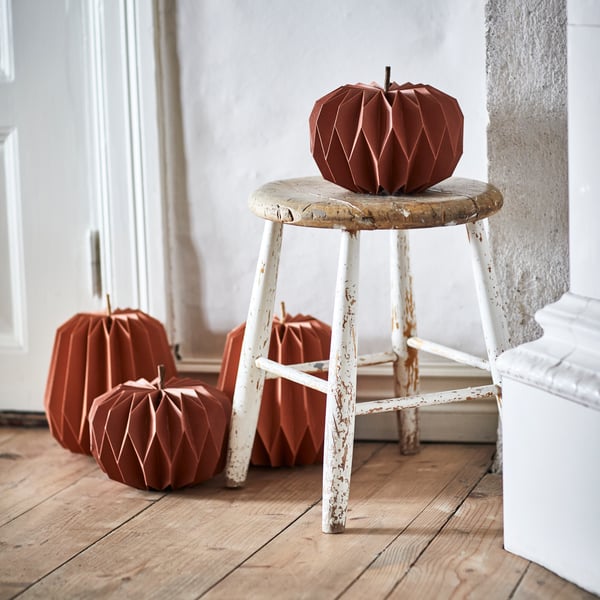 Una zucca decorativa HÖSTAGILLE in carta mista colori