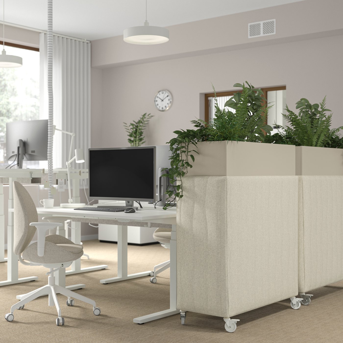 Een MITTZON plantenbak met akoestisch paneel in beige Gunnared, op wieltjes