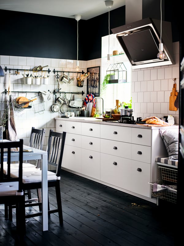 A kitchen with white METOD cabinets with MAXIMERA interiors, an EKBACKEN worktop and a KLANDERFRI natural-gas hob.