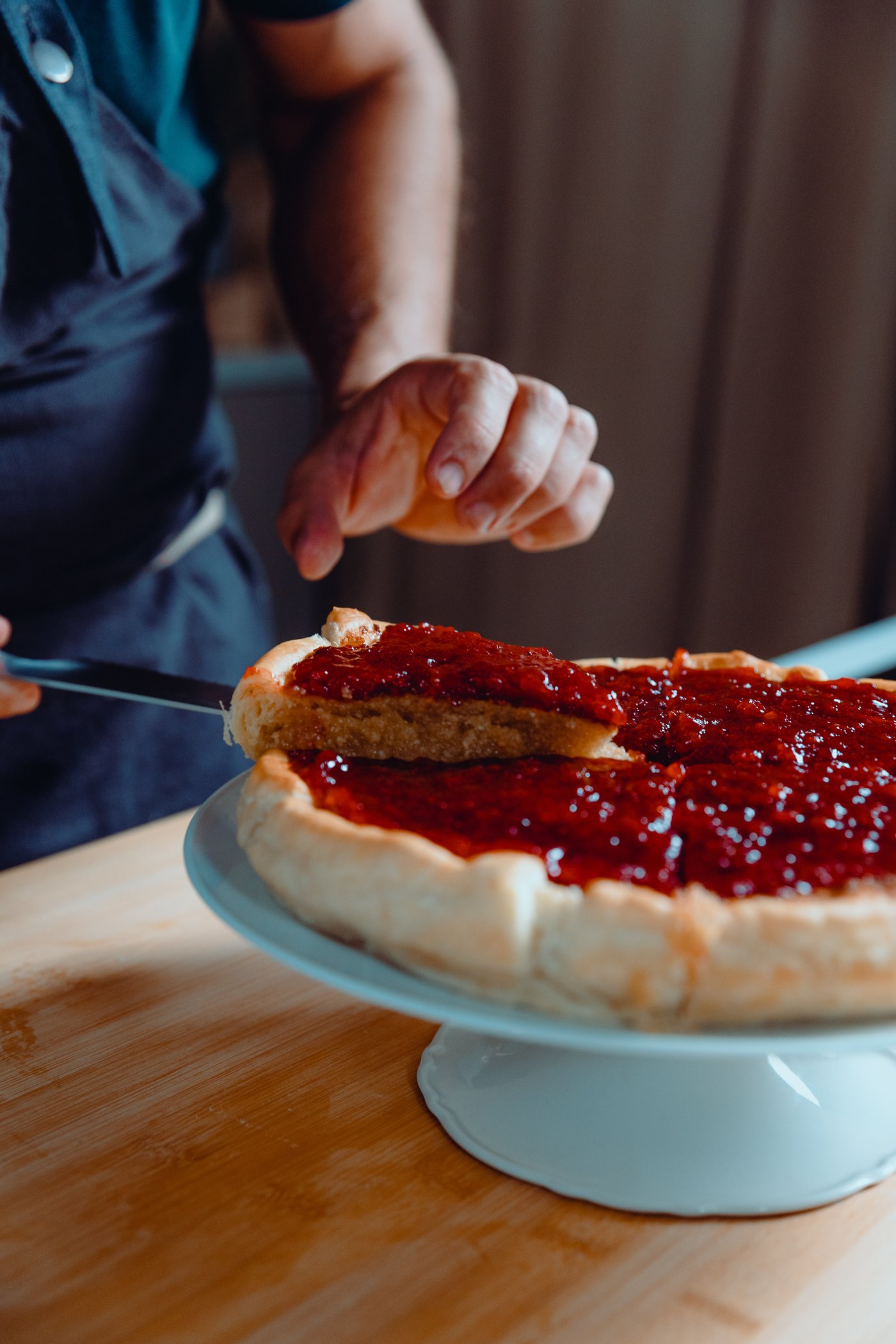 Chef Carlos Afonso prepara uma tarte de amêndoa com arandos